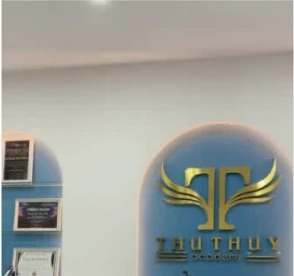 Góc làm việc với bảng hiệu Thu Thủy Academy