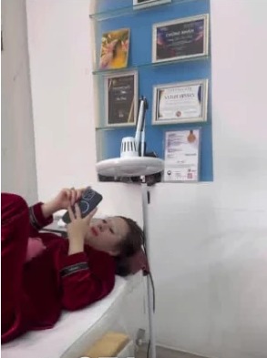 Khách hàng thư giãn dưới đèn salon